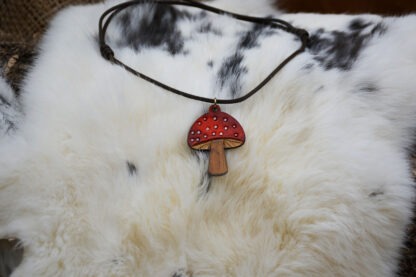 Leren ketting paddenstoel rood met witte stippen